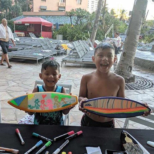 Kids at a Sheraton Surf Art Activity